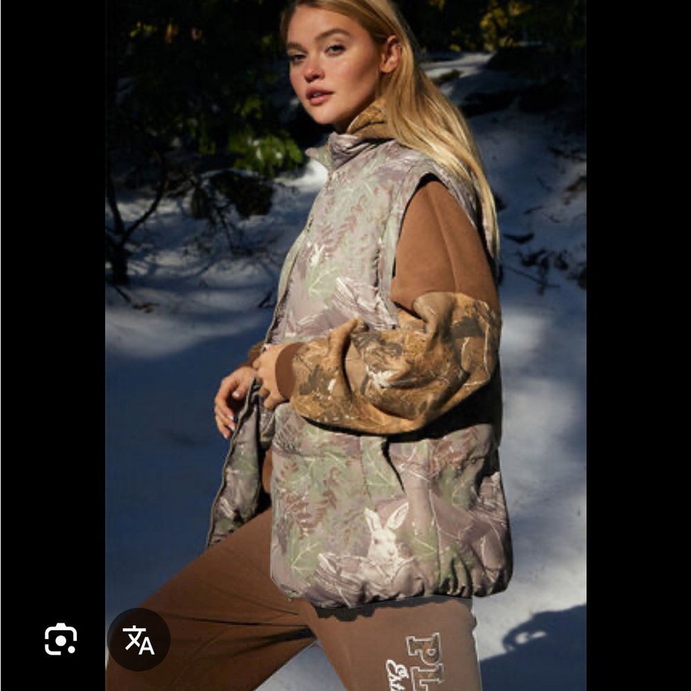 M/L PLAYBOY PUFFER VEST. NEVER WORN. perfect condition, no tags. Throw a price.